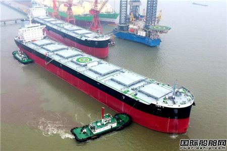 扬子三井两艘82000吨散货船交付离厂