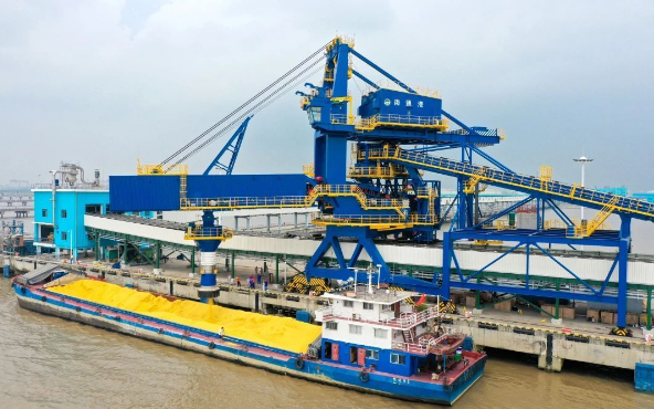 上海振华重工为南通港散货装卸码头工程提供的5台设备完成交付