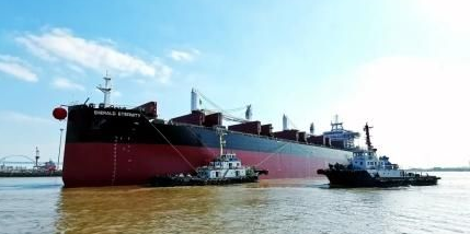 象屿海装交付两艘63500吨散货船