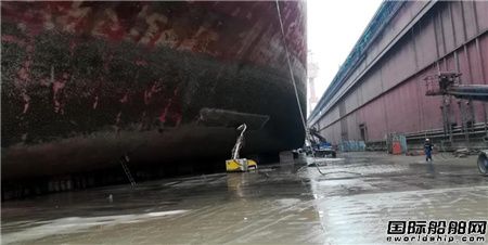 上海中远海运重工超高压水除锈作业取得新突破