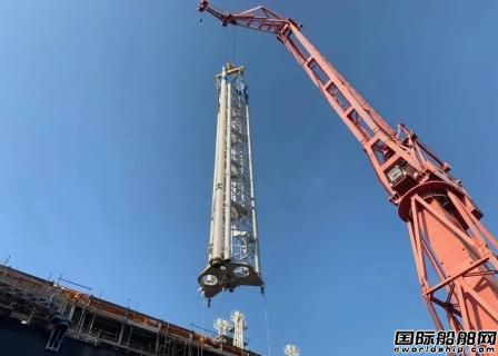 沪东中华LNG-FSRU2号船泵塔吊装创新纪录