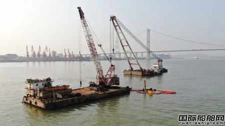 一艘散货船与集装箱船广州海域相撞沉没13人获救