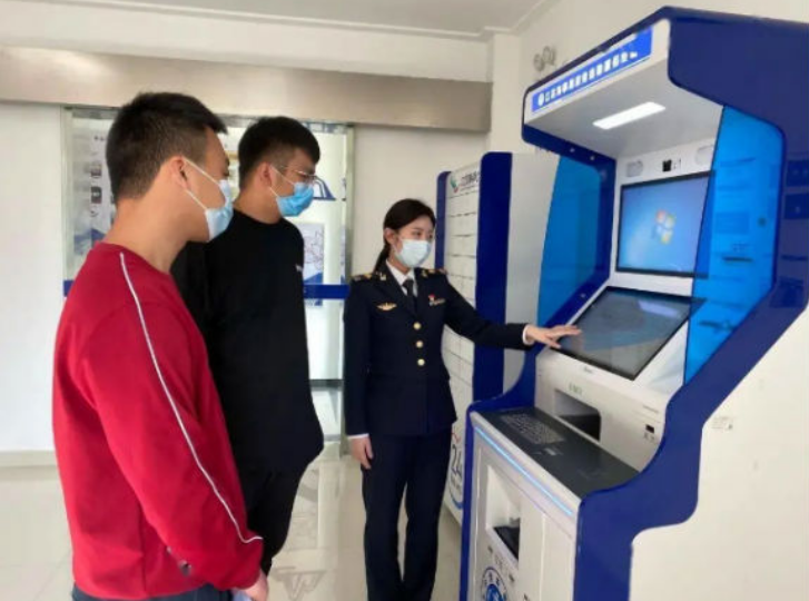 长江全线打造船员“服务前哨” ​建成海事政务自助服务站89个，今年底将增至143个