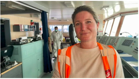 鹿特丹港，医务人员登船为海员接种疫苗