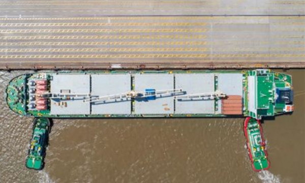 变身集装箱船！“中远海运荣耀”轮宁波舟山港首次完成装船作业