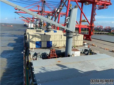 一船难求？这艘散货船“跨界”集装箱船顺利启航