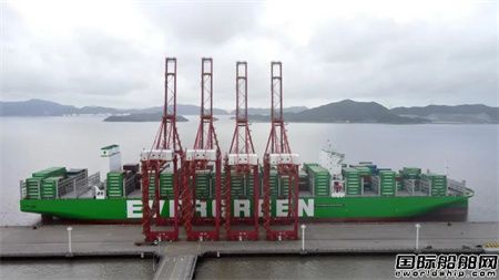 全球最大集装箱船“长范”轮靠泊宁波舟山港