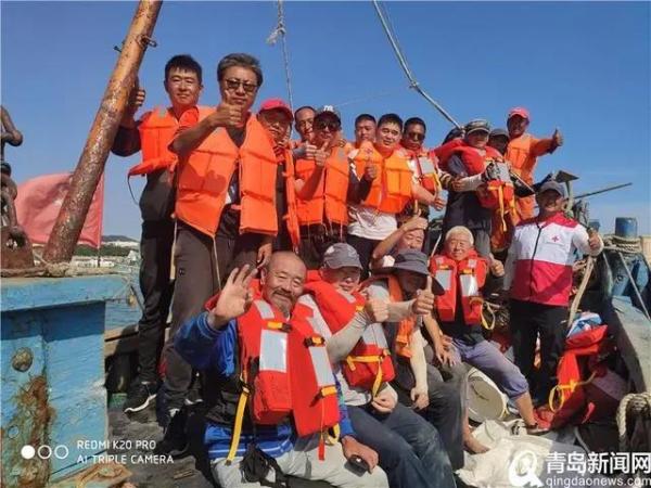 浮山湾一船只被掀翻 9人落水被困 救援队紧急施救