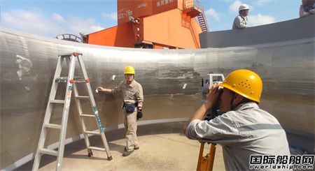 马尾造船12500吨多用途船导流罩顺利装船