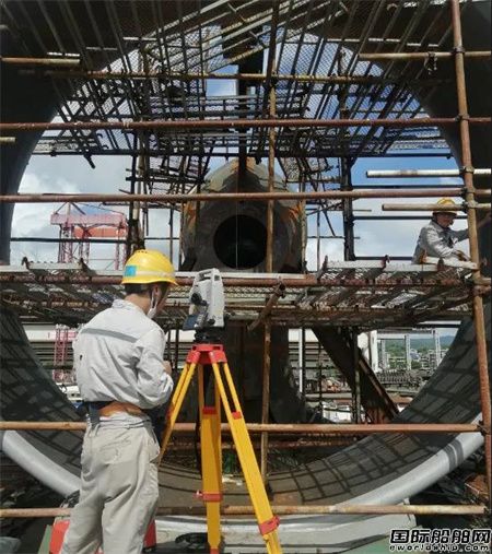 马尾造船12500吨多用途船导流罩顺利装船