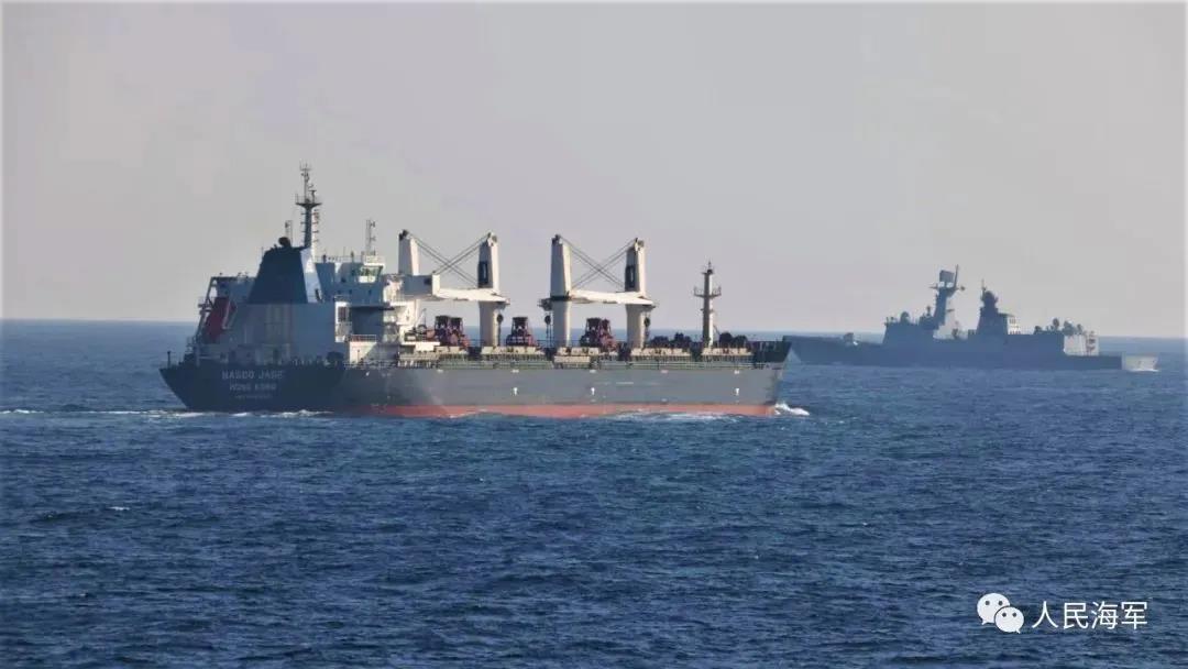 【视频】祖国在身边！海军第39批护航编队亚丁湾接力护航香港货轮