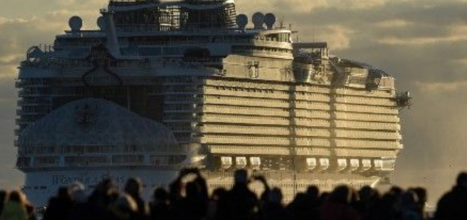全球最大豪华邮轮“海洋奇迹”号“交付”驶离船厂