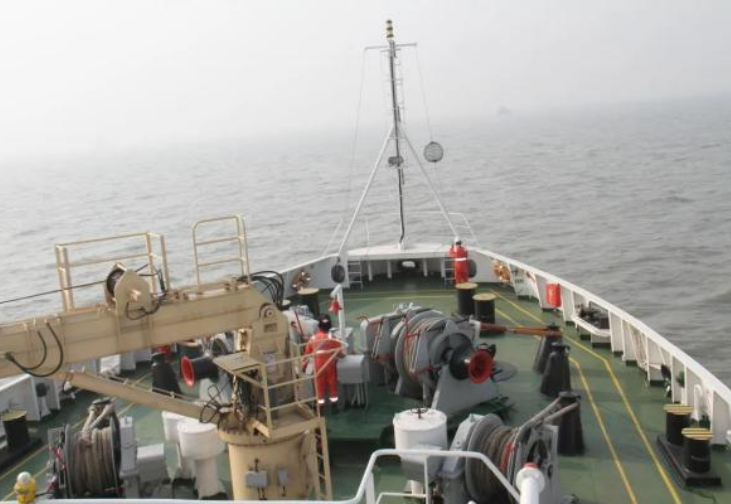 山东烟台：货船机舱爆炸失去动力 海空联合救援 16人全部获救