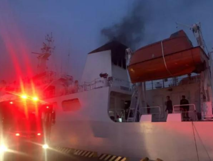 台湾“千吨级”海巡船刚出海，起火冒烟……