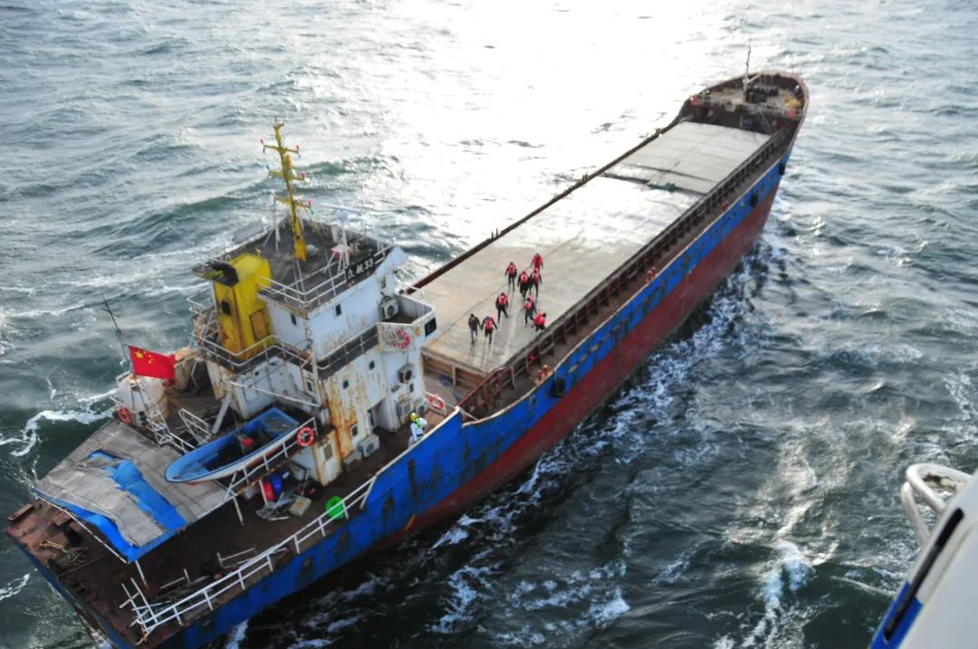 狂风巨浪中货船主机故障9人遇险 交通运输部北海救助局紧急救援
