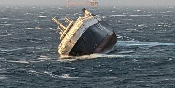 一滚装船大风浪中倾覆沉没，28人获救1死1失踪