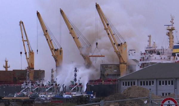 一中国散货船不来梅港不明原因起火，21名船员成功撤离