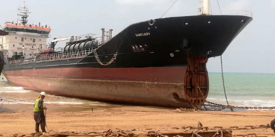 一油轮在船厂维修时被偷走，发现时已经在巴基斯坦拆船厂....