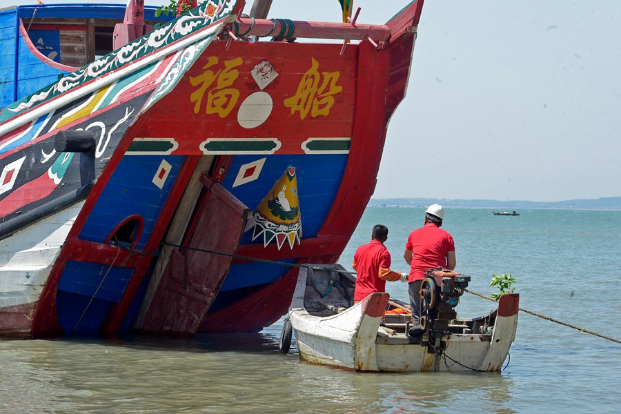 原福船锚泊地，渔工们正在检测福船的动力系统。洪坤泽摄