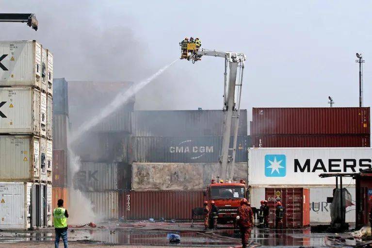 港口堆场爆炸，至少49人死亡，1300多集装箱被烧毁