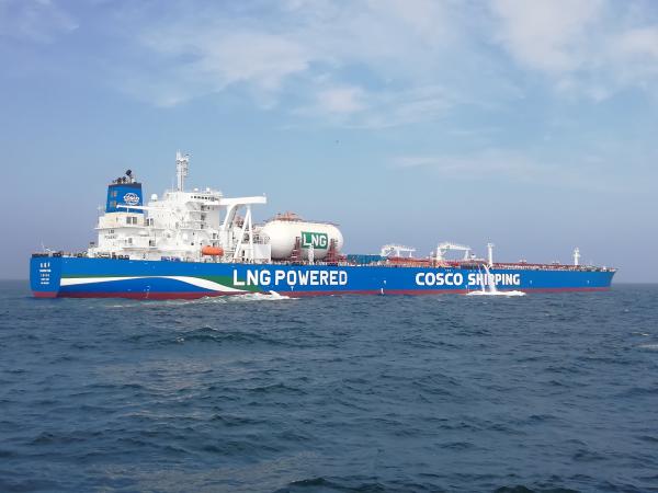 我国现代海运船队破浪前行