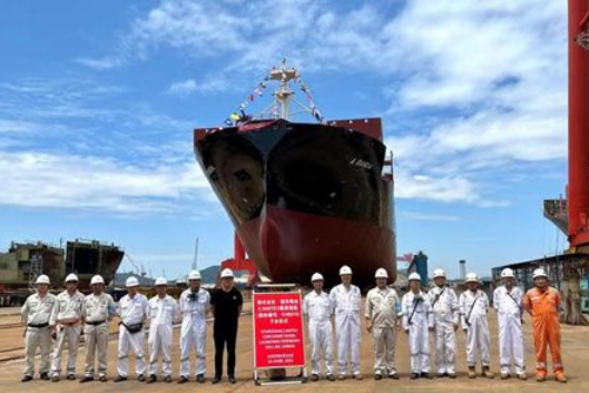长宏国际建造首制2500箱集装箱船顺利下水