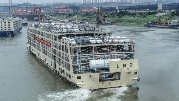 长江首艘LNG双燃料商品汽车滚装船“民生号”成功首航