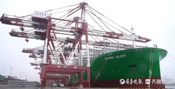 中国制造！世界最大的集装箱船首航山东港口青岛港