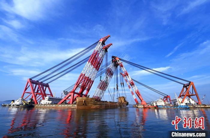“创新8”沉船整体打捞拖离 浙江沿海航路沉船隐患消除