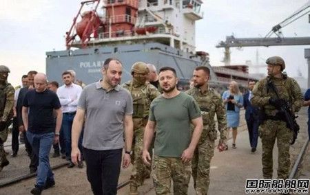 乌克兰首艘运粮船驶离敖德萨港口