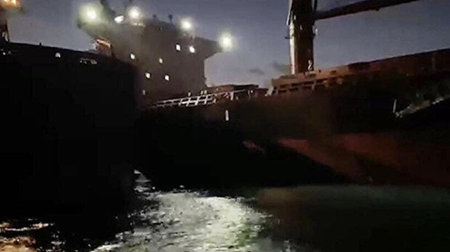 一艘11.5万吨散货船失控撞上一正在补给货船