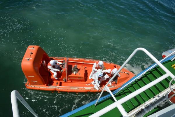“东海救202”轮高温天成功救助一名海上突发疾病船员