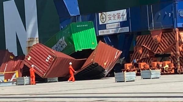 严重扭曲破损！长荣一超大型集装箱船台北港卸货时7个集装箱掉落！