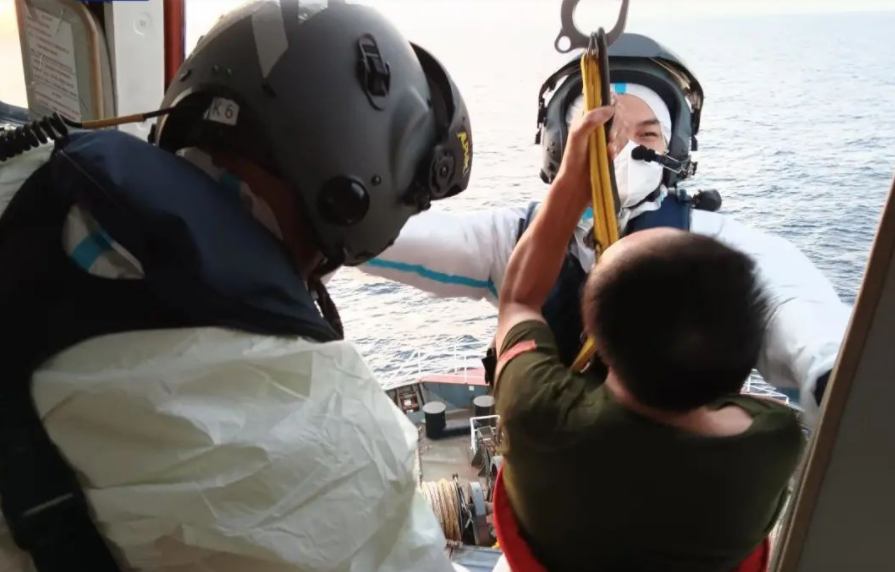 突发！福州海域一集装箱船起火，19名船员获救