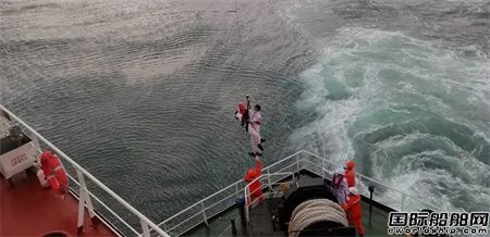 中远海运能源“昆仑油206”轮成功救助11名遇险渔船船员