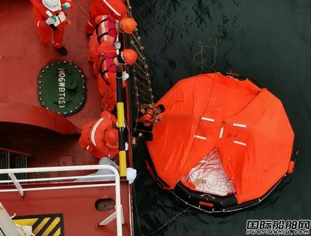 中远海运能源“昆仑油206”轮成功救助11名遇险渔船船员