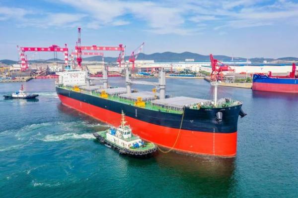 大连中远海运川崎首批6.4万载重吨散货船完成命名交付