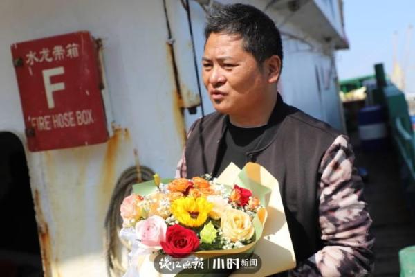 海上勇救9名船员，鲜花致敬温岭“英雄船老大”