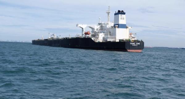突发！一艘满载超大型油船在新加坡海峡搁浅