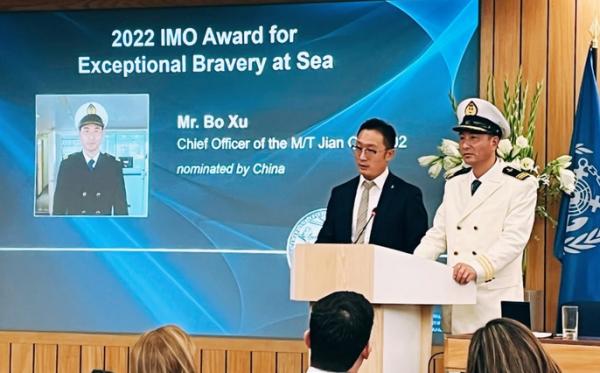 跳海勇救遇险者，舟山船员获国际海事组织“海上特别勇敢奖”