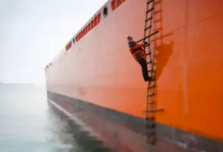 货船被管制！引航员登船作业, 突然梯断坠海！多亏了救生衣！引航梯安全需警惕