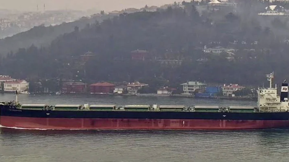 突发！一艘前往中国的大豆船出港时撞上防波堤
