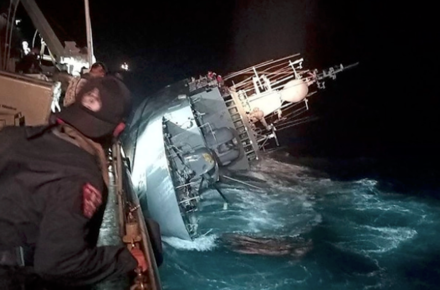 突发！一艘泰国军舰遇强浪沉没：75船员获救 31名仍失踪