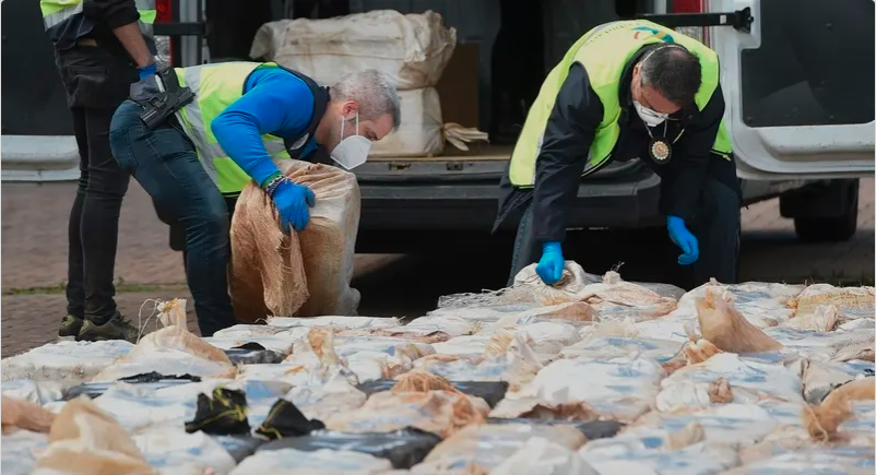 牲畜船被盯上！西班牙警方突袭运牛船，查获4.5吨毒品
