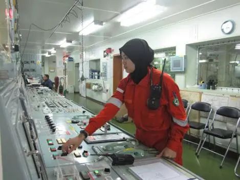 缺1万名！全球LNG船船员需求旺, 印尼首位LNG船女船员诞生! 还是轮机员！
