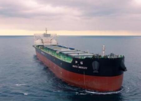 英美资源集团首艘LNG动力好望角型散货船投入运营