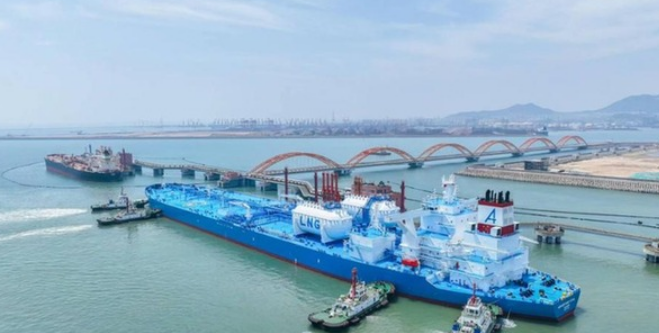 “领先优势”LNG动力油轮首航山东港口日照港