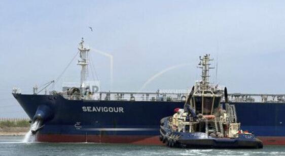 一艘从俄罗斯驶往中国的油轮遭遇故障“抛锚”苏伊士运河
