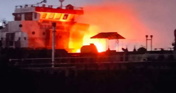 残留烟雾惹祸？一油轮卸载后起火爆炸，8名船员受伤