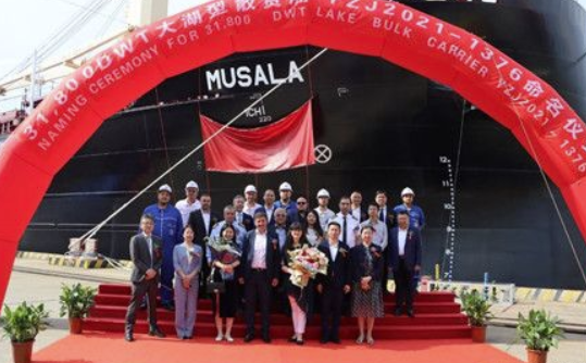 扬子三井交付NAVIBULGAR首艘31800吨大湖型散货船